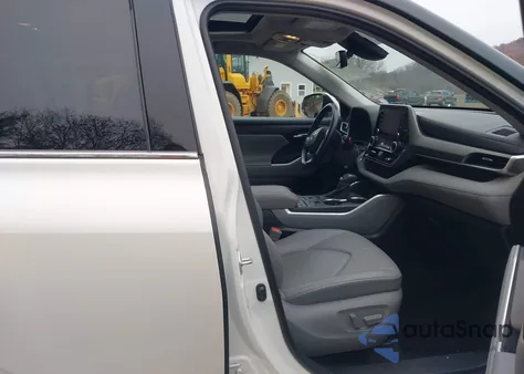 2020 Toyota Highlander Xle z USA, uszkodzony, nr VIN 5TDGZRBHXLS002402